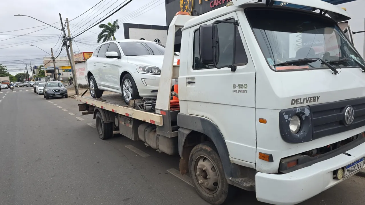 Guincho plataforma transportando carro em Goiânia